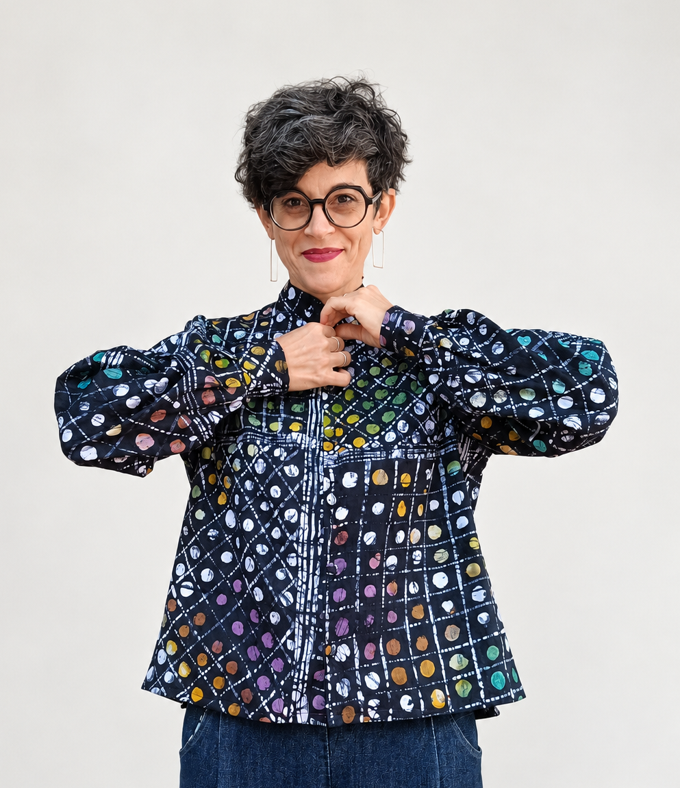 Ritratto della donna con camicia colorata